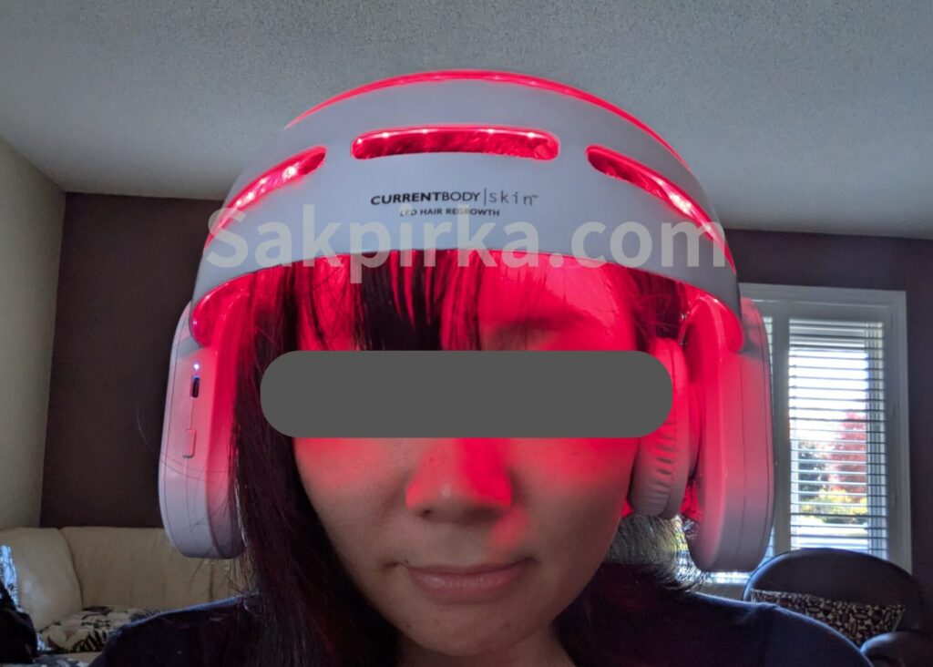 CurrentBody(カレントボディ) LED頭皮・頭髪ケアデバイスの使用中に写真