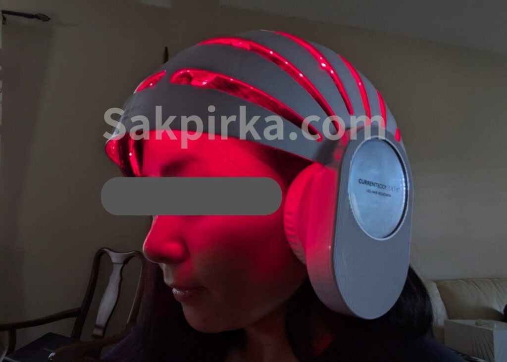 CurrentBody(カレントボディ) LED頭皮・頭髪ケアデバイスの使用中の写真
